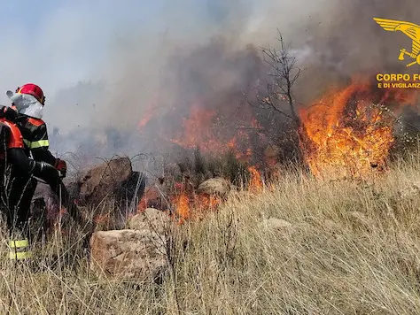 Sardegna brucia \"anche per negligenza\", la Forestale denuncia 9 persone per incendi colposi