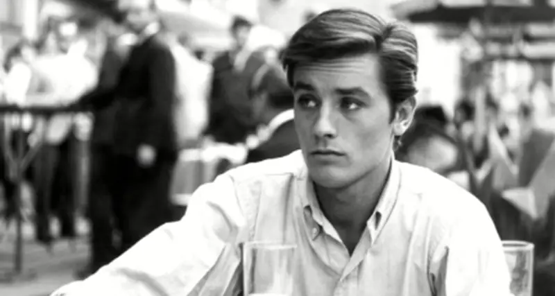 Alain Delon, l'ultimo saluto dei fan: montagne di fiori davanti ai cancelli di Douchy