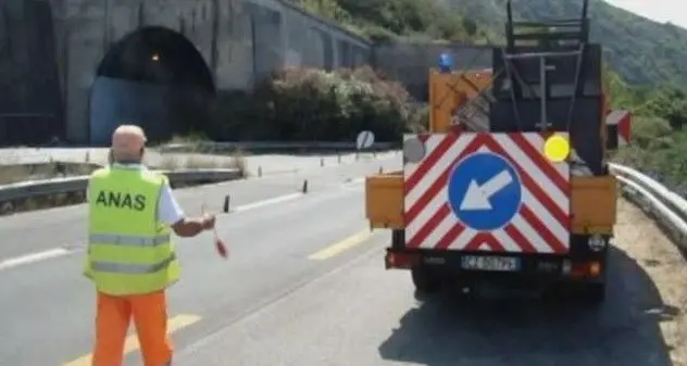 Nuoro. Dopo la frana dal costone riapre il tratto della SS 129