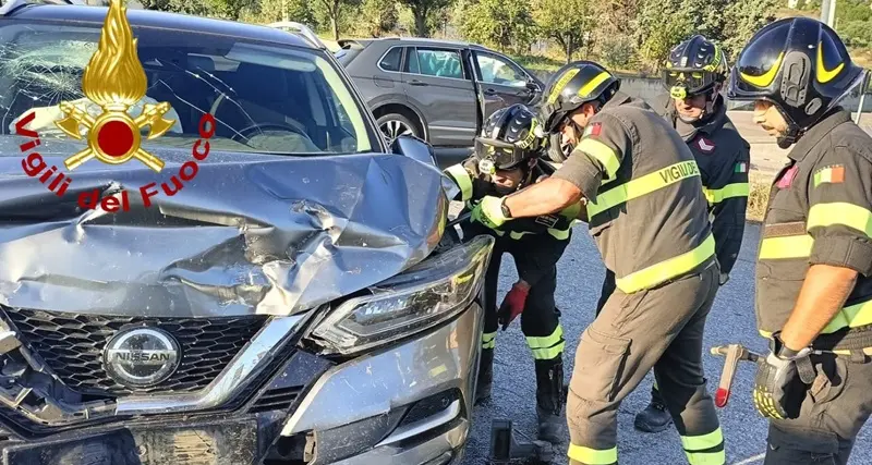 Schianto fra auto a Ozieri, due persone in ospedale