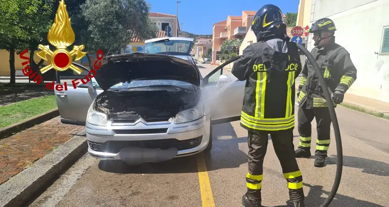 Auto in fiamme a Santa Teresa, sul posto il 115