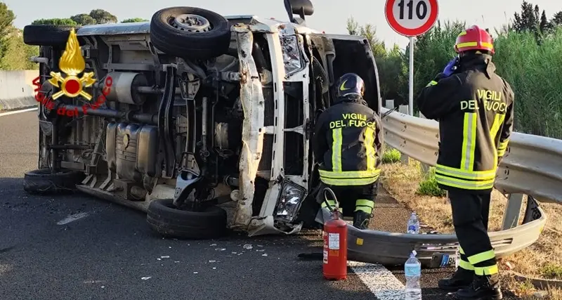 Furgone si ribalta sulla 131 all'altezza di Abbasanta