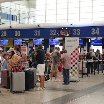 Cittadina somala arrestata a Elmas con passaporto olandese falso: voleva volare a Dublino