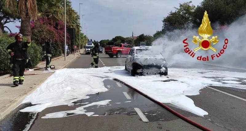 Auto avvolta dalle fiamme all’ingresso di Alghero, conducente in salvo