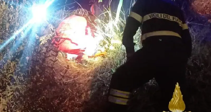 Arzachena. Con la moto sul guardrail, cade da una scarpata: ferito