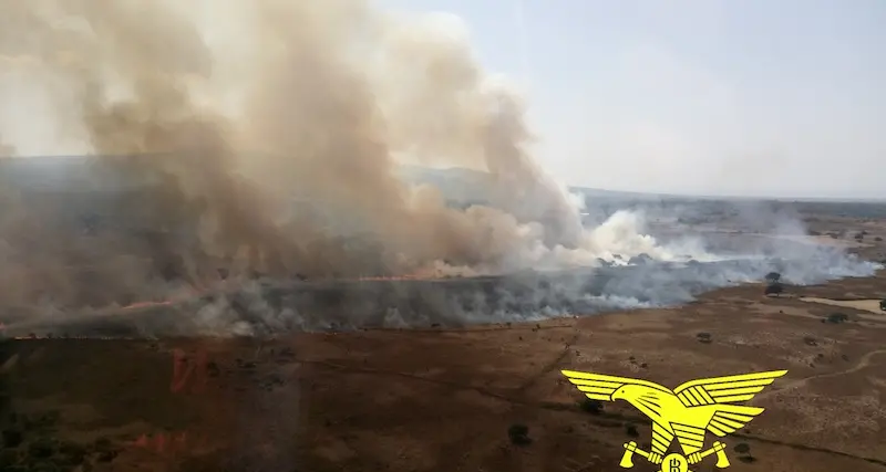 Grosso incendio a Sagama, sul posto diversi mezzi aerei