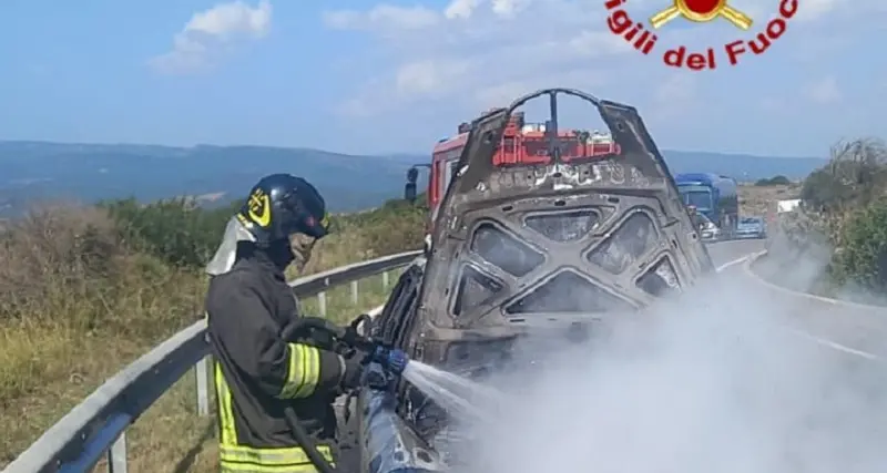 Auto in fiamme vicino a Suni: intervengono i Vigili del fuoco