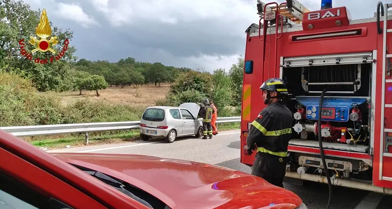Sbanda e finisce con l'auto sul guardrail nel Nuorese: due feriti