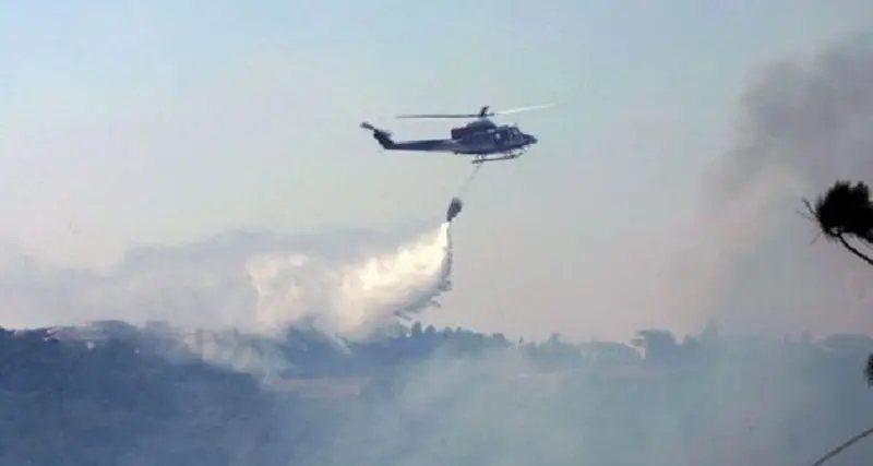 Fiamme a Ottana, elicottero in azione