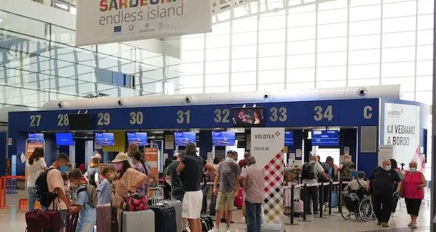Cagliari. Aereo in partenza ma mancano i piloti: notte in aeroporto per i passeggeri