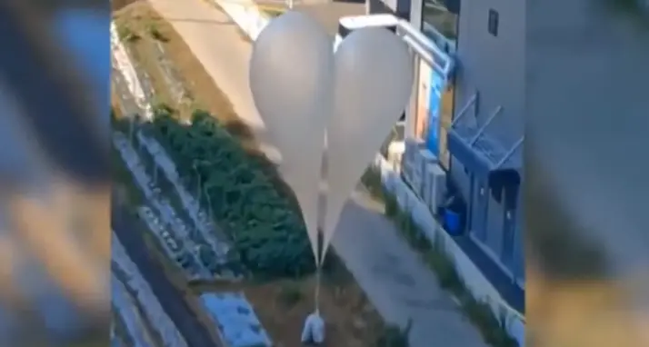 Nordcorea, nuovo lancio di palloncini con spazzatura verso il Sud