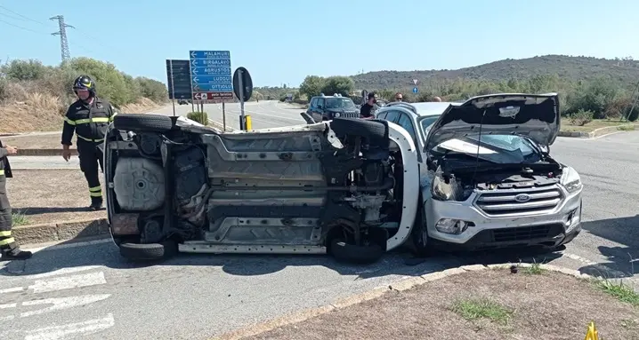 Incidente a Budoni, auto si ribalta