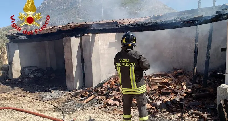 Galtellì. Fiamme in una legnaia minacciano un’abitazione