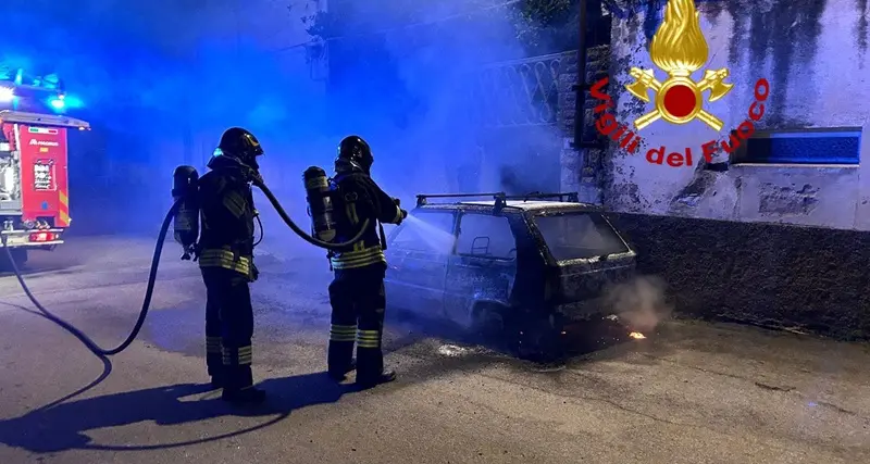 Auto in fiamme nella notte a Berchidda: indagini in corso