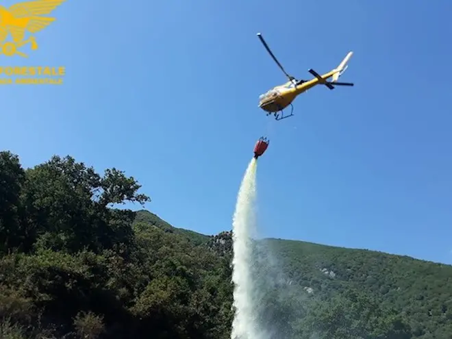 Ancora fiamme in Sardegna: elicottero in azione a Fonni