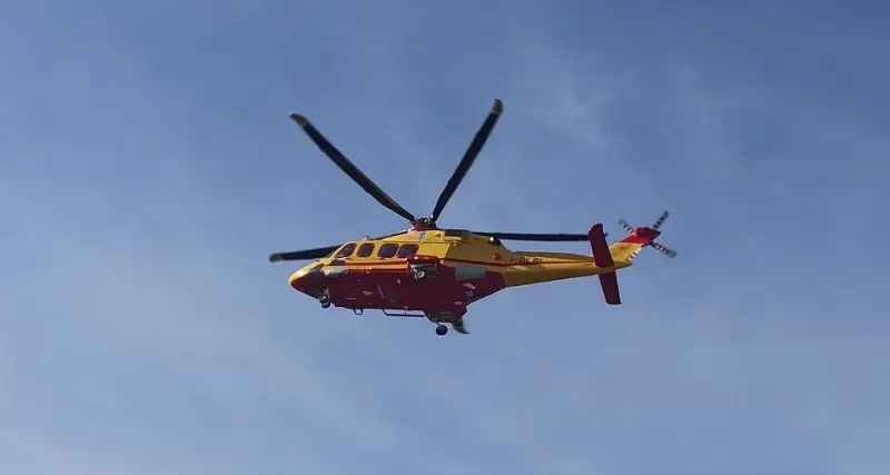 Incidente sul lavoro a Macomer: operaio gravemente ferito da porta scorrevole