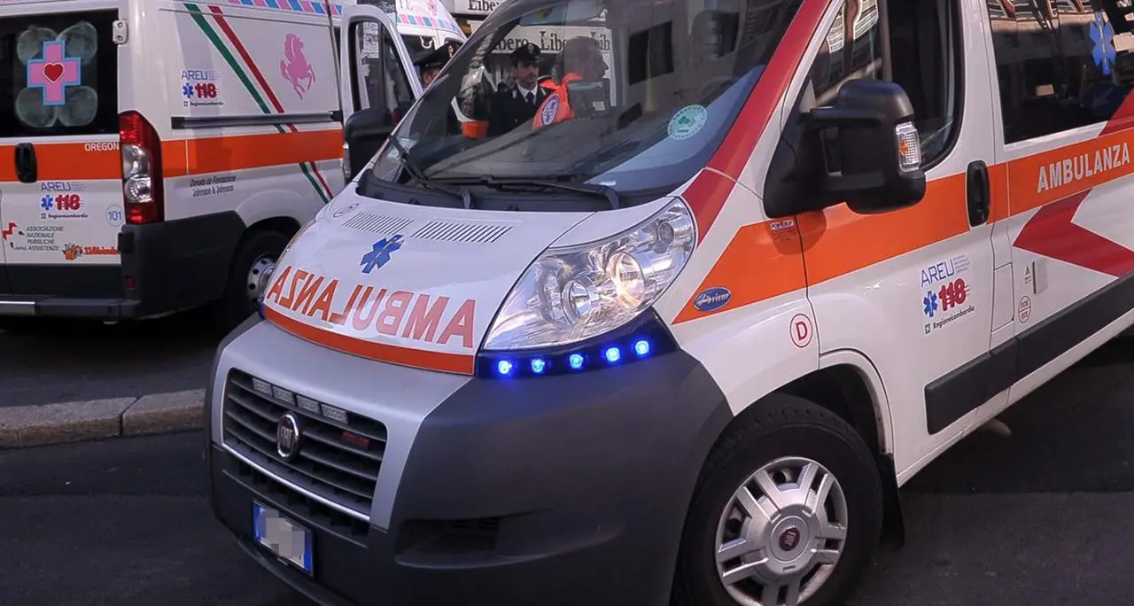Cade da una finestra al secondo piano dell'istituto scolastico: grave un bambino a Genova