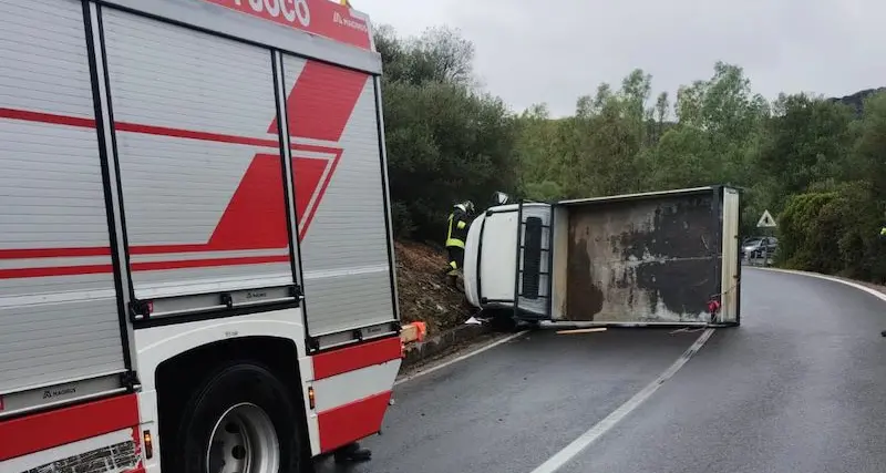 Siniscola. Camion si ribalta sulla Statale 125