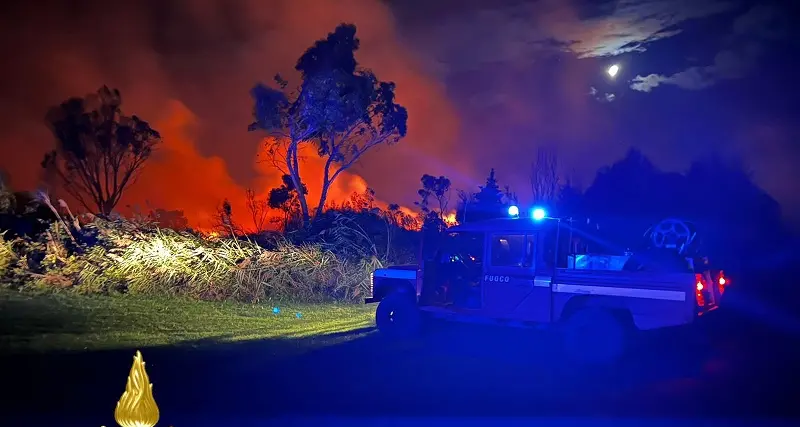 Incendio al campeggio Girasole, fiamme alimentate dal vento