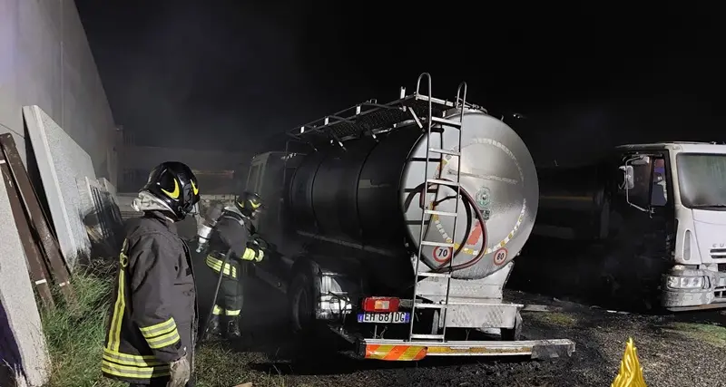 Due camion in fiamme a Siniscola, sul posto il 115