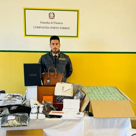 Abbigliamento e accessori contraffatti, 62 denunce della Gdf di Porto Torres