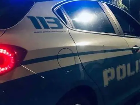 Uomo ferito fuori da un locale a Cagliari, indaga la Questura