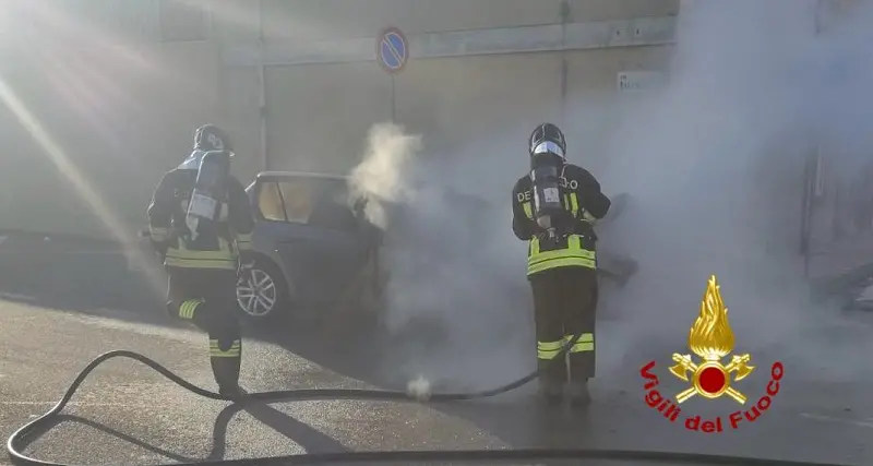 Auto in fiamme a Ittiri: intervento dei Vigili del fuoco