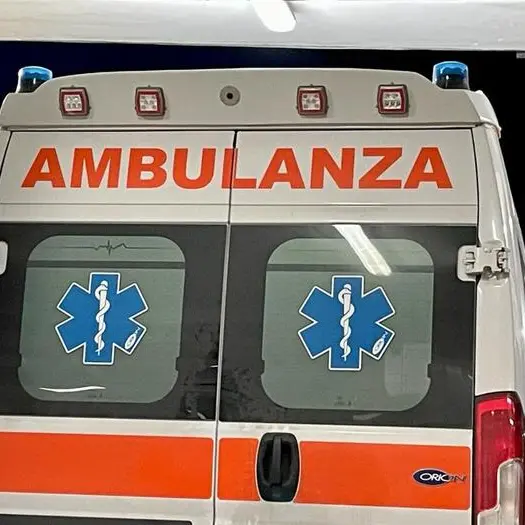 Colpito da 30 gavettoni mentre dorme in spiaggia: 75enne in ospedale con crisi ipertensiva