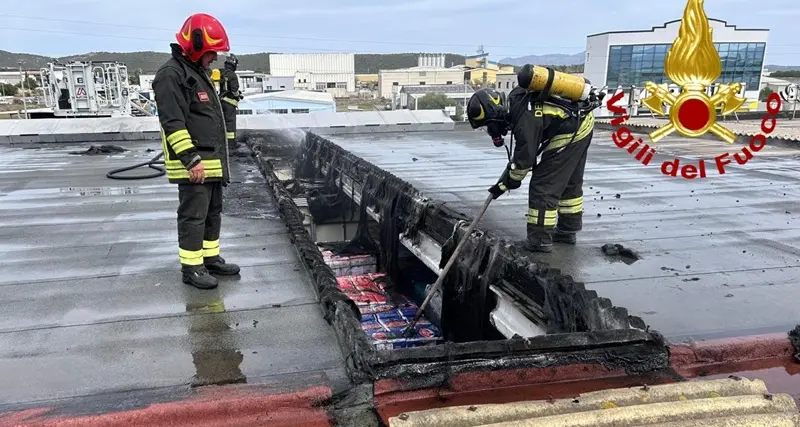 Capannone in fiamme e incidente stradale, interventi del 115 a Olbia