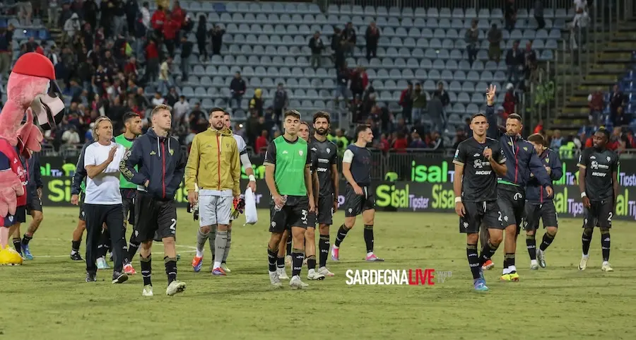 Scontri durante la partita, multa da 30mila euro con diffida per Cagliari e Napoli