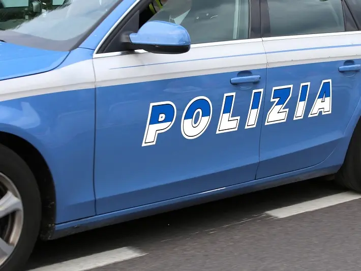 Tenta di strappare bambina di un anno alla madre per rapirla e le rompe la gamba: arrestato