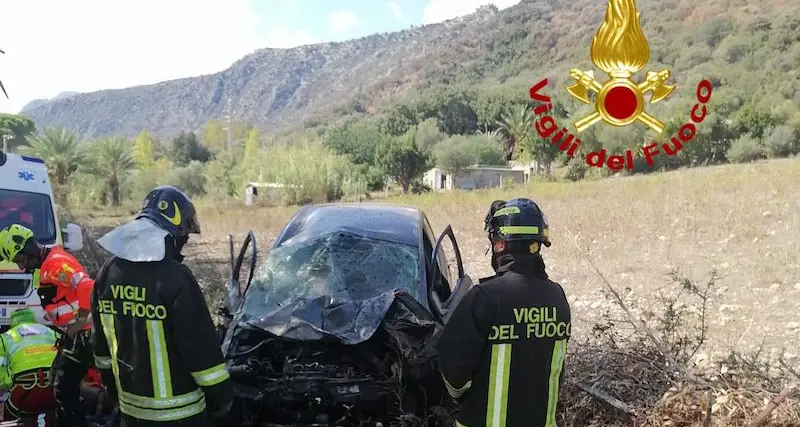 Siniscola. Sfonda il guardrail e finisce in cunetta, grave una donna