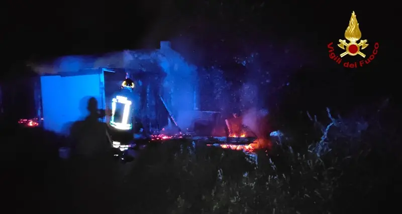 Pollaio in fiamme a Mamoiada, intervengono i Vigili del fuoco