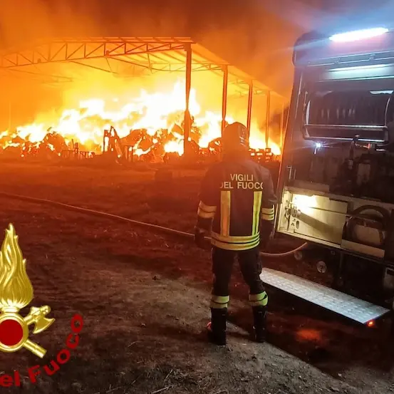 Orani. Divampa incendio in un fienile: mille rotoballe in fumo