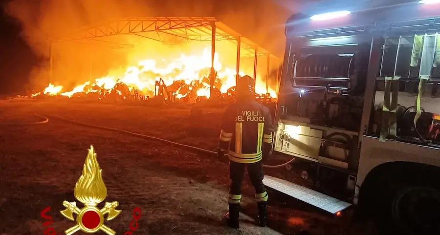 Orani. Divampa incendio in un fienile: mille rotoballe in fumo