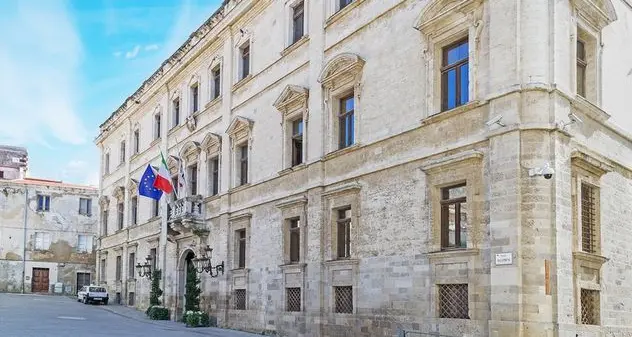 Palazzo Ducale a Sassari si tinge di rosso per dire No alle armi nucleari