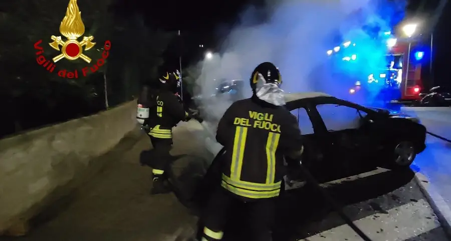 Fuoco a Nuoro. Presa di mira l’auto di una ragazza