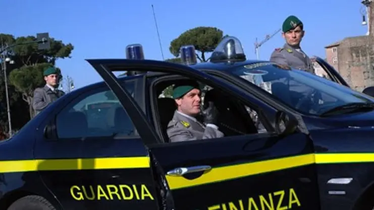 Boutique del falso in un prefabbricato a Cagliari: sequestrati 2.300 capi contraffatti