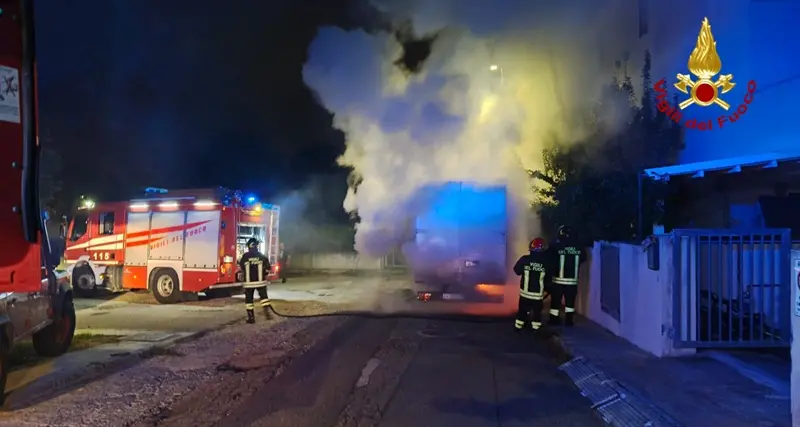 Nuoro. A fuoco furgone di service audio-video: sospetta natura dolosa