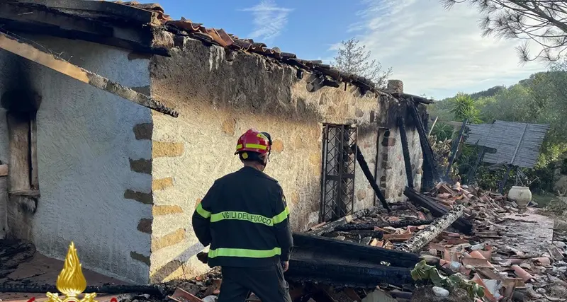 Abitazione distrutta dalle fiamme a Porto Rotondo