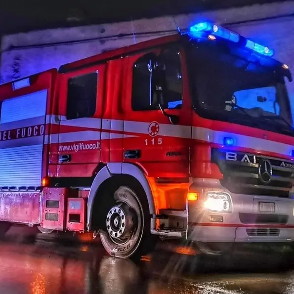 Casa di un poliziotto distrutta dalle fiamme a Sadali: si indaga sulle cause