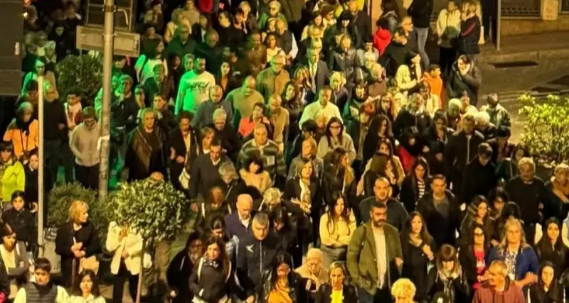 Fiaccolata a Nuoro, in migliaia in corteo per le vittime della strage