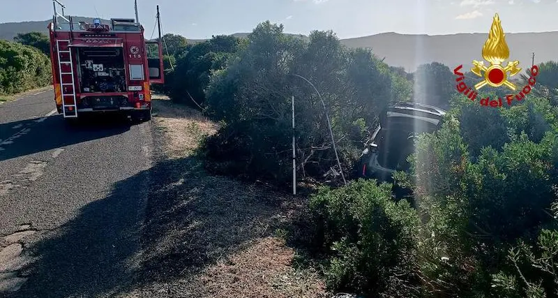 Alghero. Con l’auto esce fuori strada sulla litoranea per Bosa, illeso