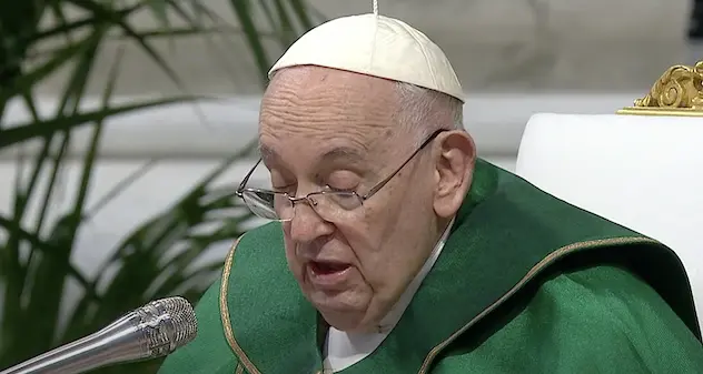 Papa Francesco ancora in condizioni critiche, Vaticano: \"Stamane crisi respiratoria\"