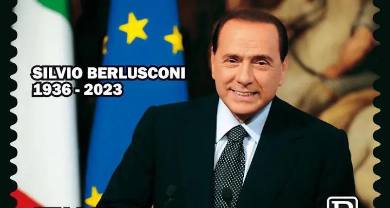 Berlusconi, un francobollo in ricordo del Cav: ritratto tra bandiere Italia e Ue