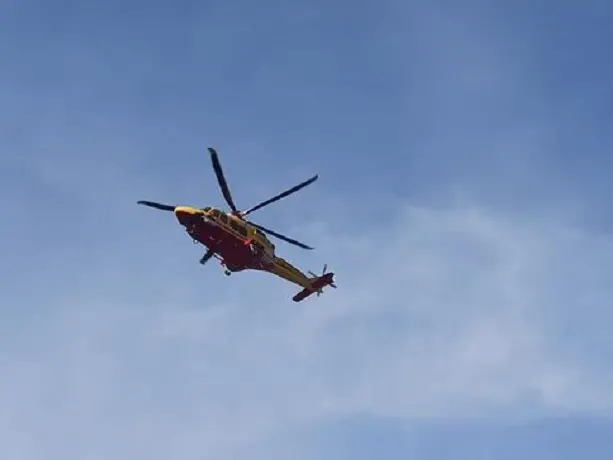 Alla guida di un motocarro viene speronato da un'auto che fugge: grave un uomo a Sorso