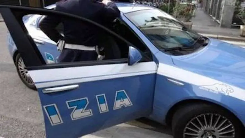 Tenta di darsi fuoco in strada a Ostia: fermata e ricoverata, poi l’arresto per stalking