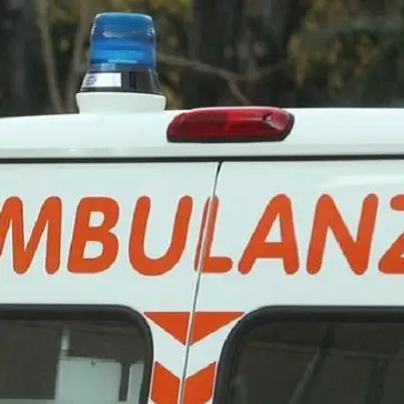 Fermato alla guida di un'ambulanza senza patente: maxi multa a Sassari