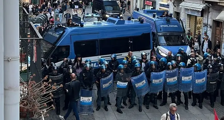 Cagliari. Polizia blocca il corteo pro Palestina: attimi di tensione