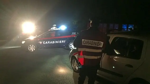 Notte di fuoco e paura a Porto Torres: arrestato un uomo per incendi e spaccio